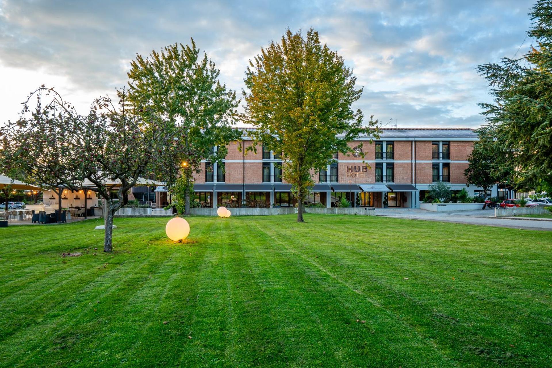 Hub Hotel Γκούμπιο Εξωτερικό φωτογραφία